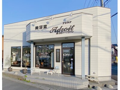 緑がいっぱいのエリアにやわらかい光が店内からこぼれます。