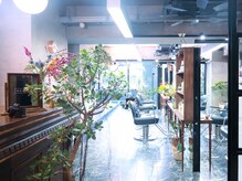 無機質な店内に、生花や植物とアンティークのMIX感が心地いい★