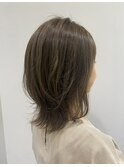 【グレージュカラーのふんわりウルフ】