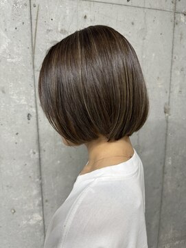 ダーラヘスト(Dalahast) 【Dalahast】ハイライト白髪ぼかし×ショートボブ