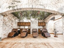 シャンプー台は最高級のレザーを使いフルフラットで寝る態勢でゆったりくつろげます【川崎/髪質改善】