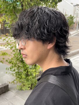 マグカーネ バイ フィフス(Mag KANE by fifth) 波巻きスパイラルパーマメンズマッシュセンターパート刈り上げ