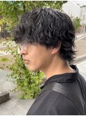 波巻きスパイラルパーマメンズマッシュセンターパート刈り上げ