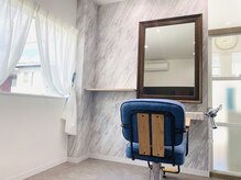 フォーディア(for dear)の雰囲気（白と青を基調とした開放感のある空間をご用意いたしました。）