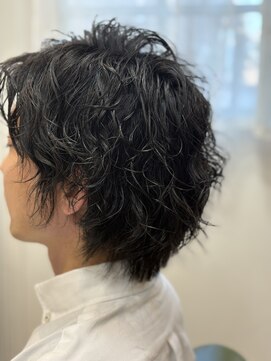 ゆるウェーブで動きをつけた無造作マッシュ