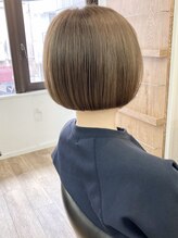 【岩崎】ナチュラルカラーから再現性の高いカットも人気の秘訣！
