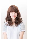 ミディアム波ウェーブ×オンザバング[ぱっつん前髪/アースカラー