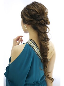 ゲッカビジン(GEKKABIJIN) 編み込みロングテールアレンジ《ヘアセット&着付 GEKKABIJIN》