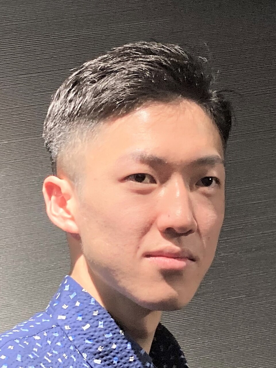 後ろV字 七三分けアップバング ツーブロック フェードカット