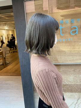 ネウィ 京橋(newi) 【newi+uta】　オリーブグレージュ　切りっぱなしボブ