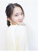 三つ編み崩しポニーテール