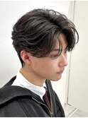 毛流れフェザーショートセンターパートツーブロック