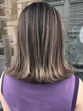 ヨロ 小岩(YOLO) ハイライトショートヘアダブルカラーイルミナカラーオージュア