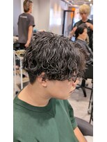 プルーブトウキョウ 渋谷(PROVE TOKYO)&nbsp;波巻きスパイラルパーマセンターパート刈り上げツーブロ