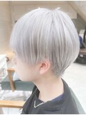 シルバーカラーツーブロックマッシュショート　ブリーチカラー