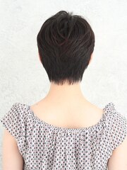 自然なツヤ感とヘルシーな黒髪で作るベリーショートスタイル☆