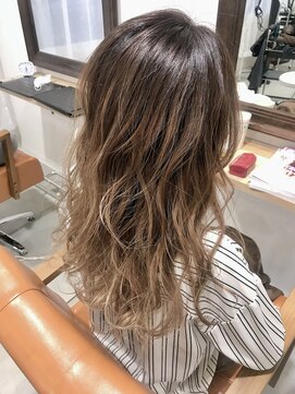 クオン(Kuon) 大人ハイライトで作るミルクティベージュ