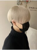 プラチナカラーの立体ボブ