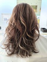 スタッフ イット ヘアー ナチュラルベージュ×ハイライトカラー♪