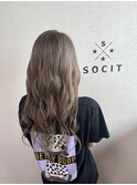中明度のミルクティーベージュ