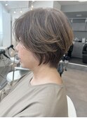 白髪ぼかしハイライトがあるショートボブ
