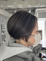 ルイ(ROUIS produced by LUCK 津田沼)&nbsp;ROUIS 津田沼 チャコールグレーハイライト/刈り上げショートボブ