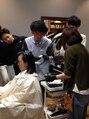 マノ 千歳烏山(MaNO) 他サロンにて講師などもしています。写真は髪質改善の講習です。