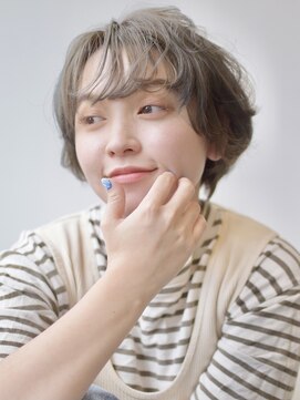 サークル(CIRCLE) マッシュショートカーキグレージュ大人かわいいフェザーバング
