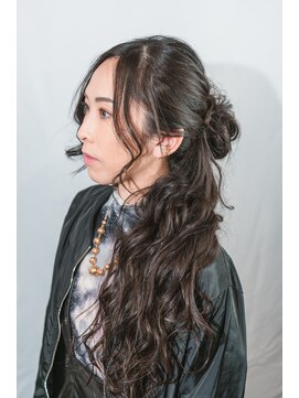 カフェアンドヘアサロン リバーブ(cafe&hair salon re:verb) 巻き髪お団子スタイル