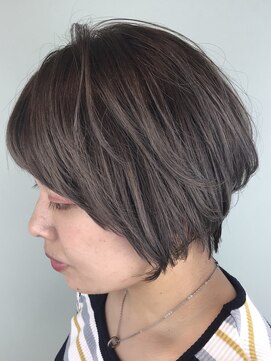 トレパルッキエーレ(tre parrucchiere) ［-tre-］ハイトーン×ショートボブ