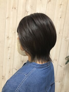 フラット(flat) ウルフ風カット×イヤリングカラー