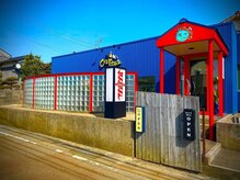 外観は目立つように青と赤で作られています！