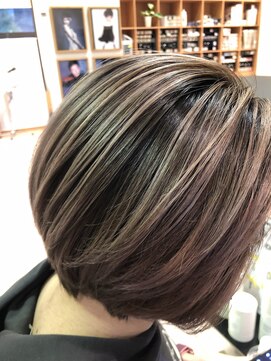 シャンプーボーイ ヒノ(SHAMPOO BOY Hino) 佐世保/大人ショート/レイヤーカット/白髪ぼかし