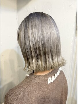 ブリーチ×シルバー×外はねボブ