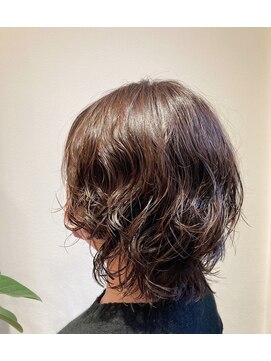 キー(KEY) ショートウルフにパーマ