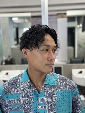 クロムトウキョウ ザ バーバー ネオン 新宿店(CHROM TOKYO the Barber ne/on) メンズセンターパート/ツイストスパイラルパーマ