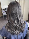 落ち着かせつつ透明感のあるアッシュベージュ/艶ロング