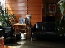 お待ちの間はこちらのスペースでゆったりとくつろげます。