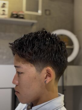フランクスバーバーザスタンド(Frank’s barber the stand) 刈り上げセンターパート/波巻きツイストスパイラル/飯田橋