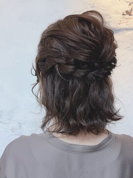 ペイジス(Pages) ゆるっとハーフアップアレンジ