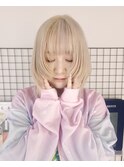 ホワイトベージュ　ショートボブ　顔周りレイヤー