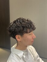 ウノプリールヴァモス(unopulir Vamos)&nbsp;前下がり短めマッシュ波巻きパーマ刈り上げメンズヘア