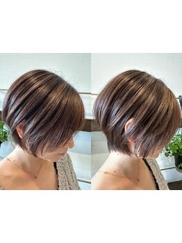 年齢による顔周りの変化をカバー。骨格理論に基づくカットで、小顔見せ効果と上品な華やかさを両立します