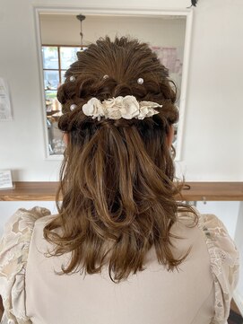 ヘアーアンドメイクアップモパ ハーフアップ