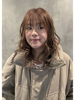 ヘルベチカ・ヘア(Helvetica hair)&nbsp;レイヤーカット/ミディアムレイヤー/ベージュカラー/前街あり