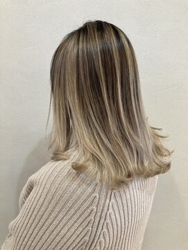 ニューカマー バイ ヘッドライト シブヤ(NEW COMER by HEADLIGHT shibuya) グレージュ×ミディアムレイヤー