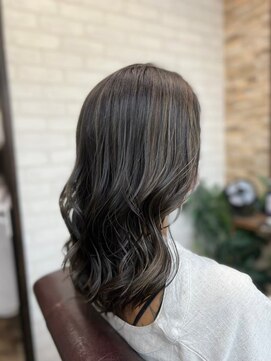 ハサミバイアトリエナガノ 千葉(8sami by atelier nagano) ショートボブ/センターパート/ツヤ髪/グラデーション/イヤリング