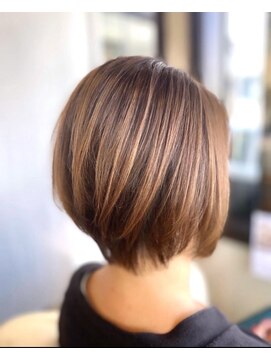 ウシワカマルガーデン(ushiwakamaru Garden) ショートボブ/白髪ぼかしハイライト/明るい白髪染め/ボブ