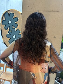 レジュアル(RESSUAL) ロングのスパイラルパーマ　顔まわりレイヤー