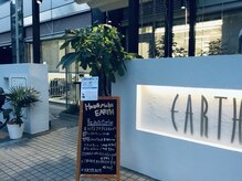 ガラス張りの店内は明るく、開放感があります。【EARTH綾瀬】